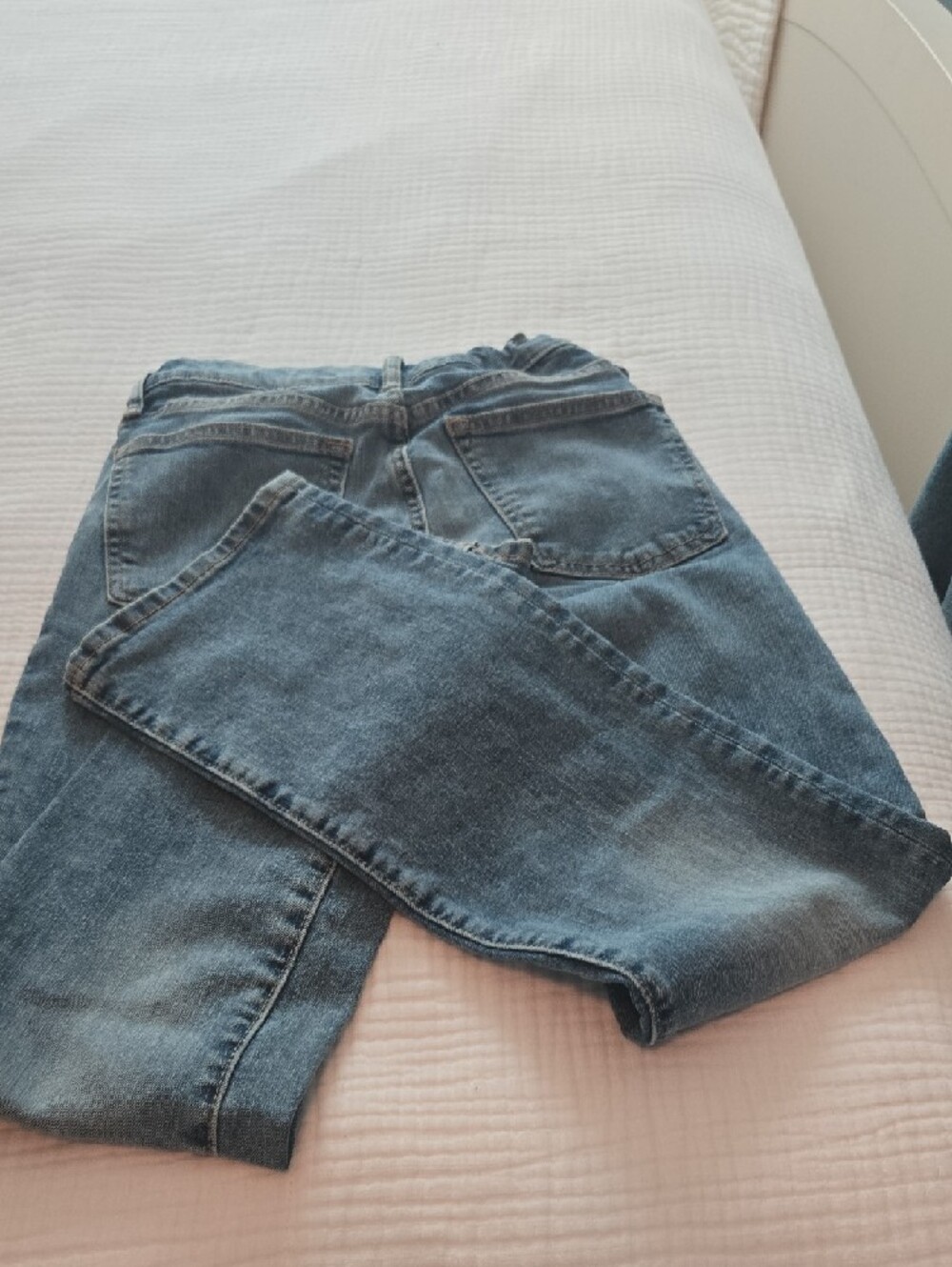 Old Navy Girls Straight Denim Jeans in Light Blue Wash - Picture 4 of 4